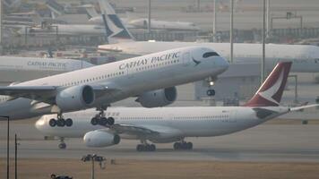 hong kong - noviembre 07, 2019. civil avión aerobús a350, b-lru de cathay Pacífico tomando apagado, escalada. retraer aterrizaje engranaje. pasajero vuelo partiendo, lado ver video