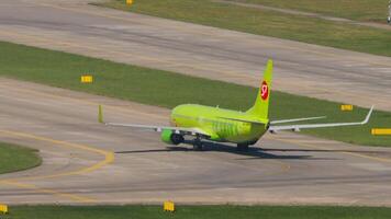 Sotschi, Russland - - Juli 29, 2022. Passagier Flugzeug boeing 737, ra-73669 von s7 Fluggesellschaften rollen beim Sotschi Flughafen nach Landung. Flugzeug auf das Runway von das Flugplatz. Tourismus und Reise Konzept. video