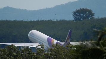 Phuket, Tailandia - novembre 27, 2019. commerciale aereo airbus a330-343, hs-tep di tailandese airways assunzione via e arrampicata a Phuket aeroporto. passeggeri volo in partenza video