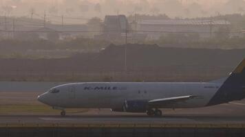 bangkok, Tailandia - marzo 02, 2023. boeing 737, hs-kma di k-miglio aria su il pista di decollo a suvarnabhumi aeroporto, tramonto. esprimere compagnia aerea, carico aereo video