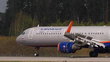 Moskva, ryska federation - juli 29, 2021. flygbuss a321, ra-73715 av aeroflot bromsning efter landning på sheremetyevo flygplats, sida se. spoilers upp. styrelse personlig namn zosjtjenko video