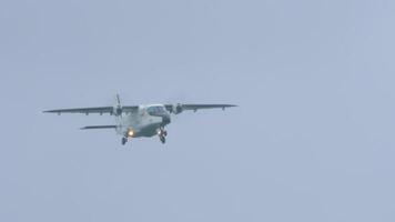 phuket, Thailand - januari 25, 2023. vlak Koninklijk Thais navi dornier is vliegen, naderen landen in de regen Bij phuket luchthaven. Koninklijk Thais gewapend krachten video