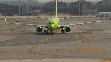 bangkok, Tailandia - marzo 02, 2023. pasajero avión boeing 737 de s7 aerolíneas rodaje a el terminal a suvarnabhum aeropuerto , bkk. aeronave llegando video