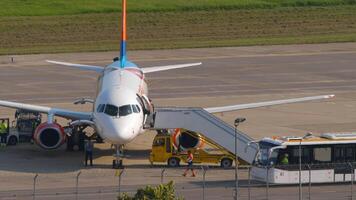 sochi, ryssland - augusti 02, 2022. sukhoi superjet 100 av azimut flygbolag ra-89136. passagerare ombordstigning på sochi flygplats. förkläde buss leverans från de terminal till de flygplan video