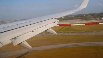 Flugzeug Landung auf ein sonnig Sommer- Tag beim Bangkok Flughafen. pov Aussicht von das Bullauge video