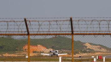 privaat bedrijf Jet remmen na landen Bij phuket luchthaven. vlucht aankomen, visie door de luchthaven schutting. spoilers omhoog video