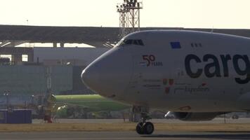 Novossibirsk, russe fédération - octobre 20, 2021. transport transporteur, géant jet sur le taxiway. énorme cargaison avion Boeing 747 de cargolux roulage à tolmachevo aéroport, côté vue video