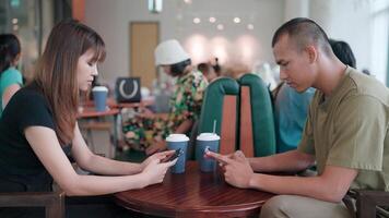uma mulher e uma homem estão trocando Ideias com uma amigo em uma Smartphone usando uma moderno Móvel aplicativo. video