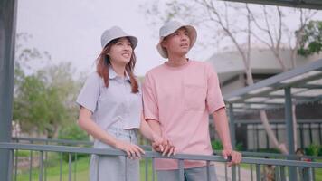 Young tourists from different nationalities stand together in a new city holding hands. Point at buildings and talk about architecture. video