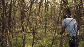 civile ricerca festa inizio il caccia all'uomo entro il foresta la zona, urlando il mancante persona nome e puntamento il suo passi. i soccorritori gruppo guardare per indizi, emergenza missione. telecamera b. video