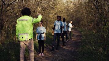 wie das Mission zum das hat verloren Individuell wächst schlechter, Supervisor von das Rettung Betrieb Mannschaft Führer seine Besatzung in das Wald im Suche von Hinweise. Menschen schreiend zum fehlt Person Name. Kamera b. video