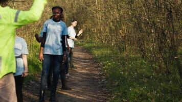 comme le mission pour le perdu individuel grandit pire, superviseur de le porter secours opération équipe guides le sien équipage dans le forêt dans chercher de des indices. gens en hurlant pour disparu personne nom. caméra un. video