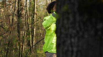 Rettung Mannschaft leiten führen das Weg in das Wald Bereich zu finden Hinweise während Fahndung Betrieb, suchen zum ein fehlt Person. Suche Party schreiend Opfer Name, bürgerlich hat verloren im das Wald. Kamera a. video