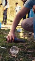 Menschen mit richtig Werkzeuge zu sauber das Wald und recyceln Plastik Abfall, Kampf Verschmutzung und illegal Schluss machen. Aktivisten Freiwilligenarbeit zu sammeln Müll von das Wald. schließen hoch. Kamera b. video