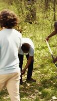 afrikanisch amerikanisch Aktivisten Pflanzen Bäume zum Natur Erhaltung, Portion mit Nachhaltigkeit und Ökosystem Erhaltung. Freiwillige Mannschaft Beitritt Hände zum Umwelt Pflege, Pflanze Samen. Kamera b. video