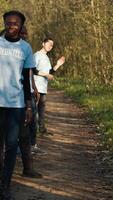 wie das Mission zum das hat verloren Individuell wächst schlechter, Supervisor von das Rettung Betrieb Mannschaft Führer seine Besatzung in das Wald im Suche von Hinweise. Menschen schreiend zum fehlt Person Name. Kamera a. video