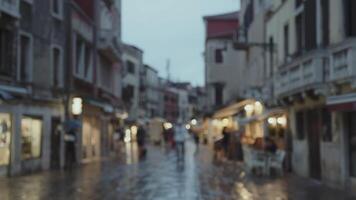 crepúsculo brillar en lluvia mojado calles video