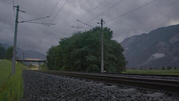 train approchant sur des pistes à crépuscule video