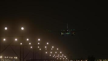 Landung das Flugzeug beim Nacht video