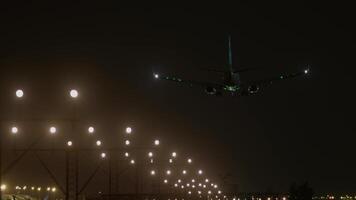 Noche avión aterrizaje Acercarse video