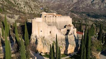 aéreo zumbido ver de el medieval fortaleza sokol grad en Croacia. nacional Monumento. histórico visitas vacaciones y vacaciones. cultural sitio de interés. video