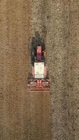 oben Aussicht von Traktor erschütternd Boden im landwirtschaftlich Feld. video