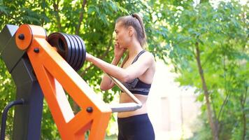 em forma mulher usando Smartphone enquanto preparando para exercite-se dentro parque video