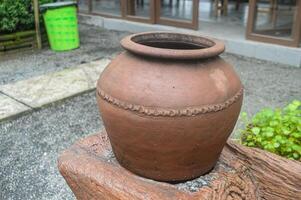 un jarra hecho de arcilla. indonesio tradicional agua lugar. foto