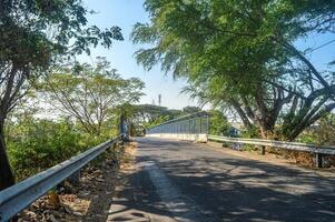 Peaje la carretera mosca terminado puentes en Indonesia sin ninguna vehículos a todas foto