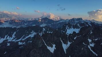 montagna bellissimo natura velato nel neve e nuvole offerte sereno fuga fare baldoria nel montagna della natura aspro versante incontaminato nord bellezza. montagna della natura fascino primordiale chiamata per esploratori. video