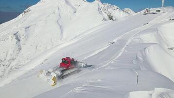 snowcat clearing snö framställning åka skidor resorts snowcat avgörande verktyg i nordlig vildmark. snowcat säkerställa säker och ren sluttningar symbol av sömlös blandning mellan mänsklig påhittighet och rå skönhet vinter. video