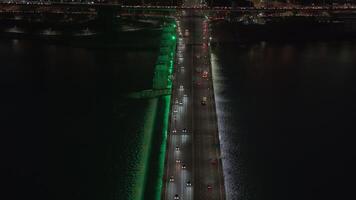 han río a noche oscuro lona iluminado por Seúl vibrante horizonte aéreo ver puente terminado han río a noche Ingenieria maravillas de la ciudad corazón. han río a noche Seúl sereno bullicioso alma. video