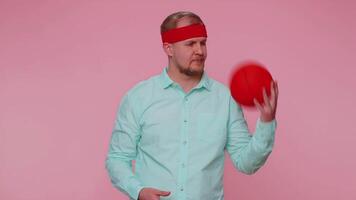 man sportsman basketboll fläkt innehav boll, Träning dribblingar, träna sport motivering livsstil video