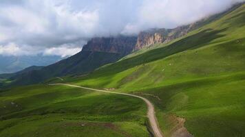 actoprak verde montagna passaggio aereo Visualizza giorno fascino nube abbraccio maestoso montagna passaggio panoramico Meraviglia ringiovanente ritiro accattivante. montagna passaggio estetico gioia incontaminato terre selvagge intatto. video