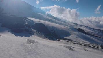 Winter natürlich Landschaft Berg Pisten drapiert im Schnee heiter Schönheit Antenne Aussicht Berg Pisten zum Urzeit Empfindungen Nord locken. inmitten Wolken Berg Pisten Angebot still Rückzugsorte. video