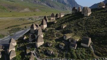 dar visie van de Dargava necropolis, de stad van de dood Aan de berghelling. de midagrabindon rivier- stromen door de vallei video