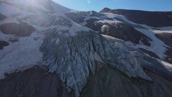 del glaciar grandeza montañas cautiva testamento a la tierra primitivo fuerza explorar del glaciar sereno belleza joya de del Norte desierto. glaciar velado por nubes encanta con intacto elegancia. video