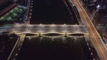 Tokio, Japan - januari 27, 2024. antenne visie brug over- sumida rivier- nacht Tokio levendig hart. sumida rivier- nacht presentatie van stedelijk pracht. sumida rivier- nacht stad lichten slapeloos metropolis. video