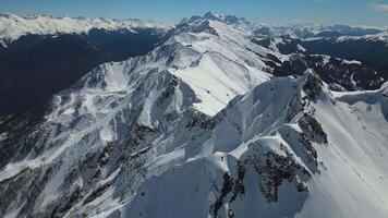 aereo. maestoso snow-capped montagna intervalli nel Krasnaya polyana video