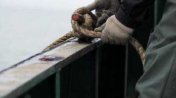 Hände im Nahansicht Krawatte Seil im schleppend Bewegung präsentieren das Kunst von Knoten Sicherheit zu Krawatte Seil auf Schiff meint zu dafür sorgen Verlässlichkeit Seemann Fähigkeit. lernen zu Krawatte Seil Meister maritim Sicherheit. video