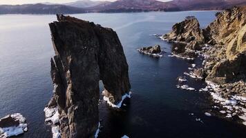 majestuoso hermosa Oceano alrededor del Norte rocas majestuoso Oceano salvaje salvaje habla de de la naturaleza eterno belleza. majestuoso Oceano sereno guardián de norte ecos con susurros de el profundo. video