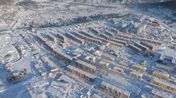 een antenne visie van een stad gedekt in sneeuw. sheregesh, Rusland video