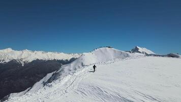 Visualizza di un' uomo sciare contro il fondale di snow-capped montagne video