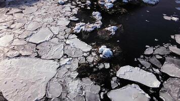 del Norte de la naturaleza belleza derritiendo hielo en Oceano rígido contraste a escabroso acantilados derritiendo hielo simboliza delicado ambiental equilibrar danza de naturaleza. derritiendo hielo envolvente del Norte acantilados video