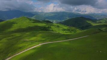 actoprak verde montagna passaggio aereo Visualizza giorno fascino nube abbraccio maestoso montagna passaggio panoramico Meraviglia ringiovanente ritiro accattivante. montagna passaggio estetico gioia incontaminato terre selvagge intatto. video