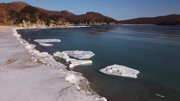 zumbido ver de hielo témpanos flotante en el mar cerca el apuntalar video