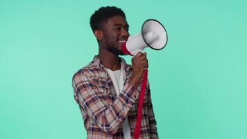 sorridente barbudo homem falando com megafone, proclamando notícias, alto anunciando venda propaganda video