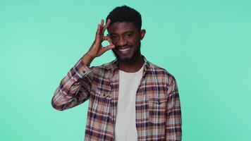 afrikanisch amerikanisch Mann suchen zustimmend, zeigen in Ordnung Geste, mögen Zeichen positiv etwas gut video
