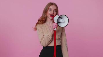 zakenvrouw meisje pratend met megafoon, verkondigen nieuws, luid aankondigen uitverkoop advertentie video