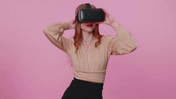 meisje gebruik makend van virtueel realiteit futuristische technologie vr koptelefoon helm naar Speel simulatie 3d spel video